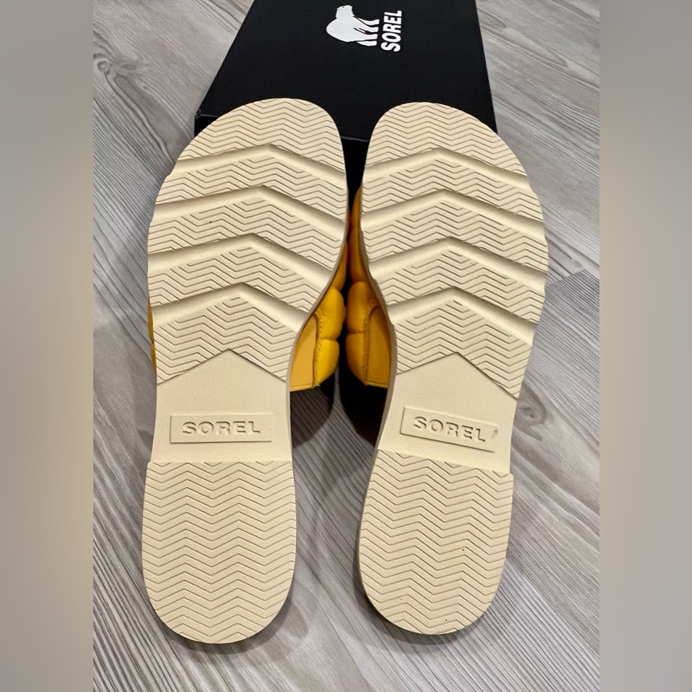 SOREL Women’s Quilted Puff Sandal. New in Box. Yellow/Tan. Size 8 - Picture 7 of 7